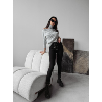 SWETER Z GOLFEM Z WYCIĘCIEM NA RAMIENIU GUZIKI OLAVOGA ASHLEY GRAY