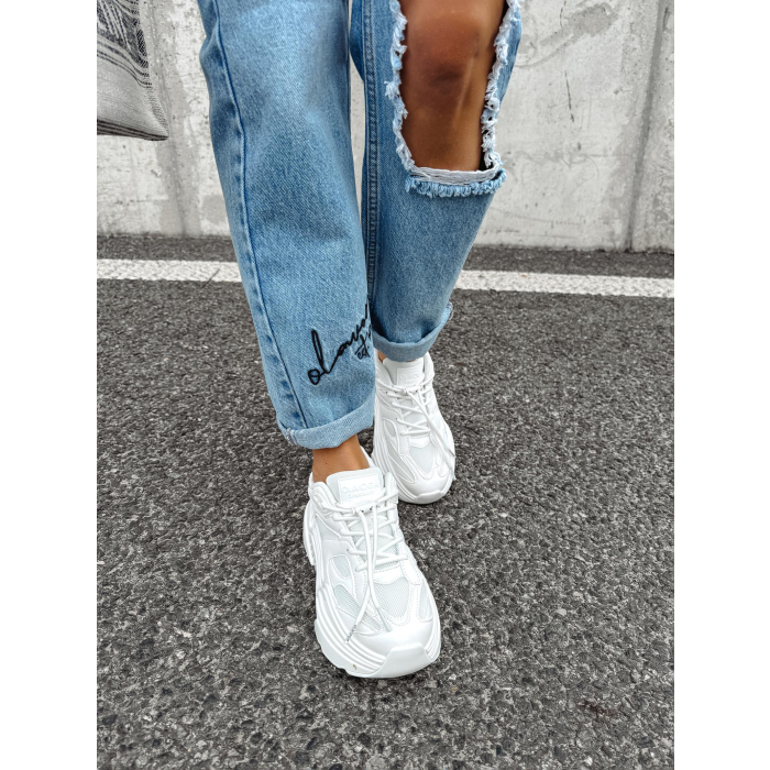 SPODNIE JEANSOWE MOM FIT ZDZIURAMI NA KOLANACH OLAVOGA HORIZON LIGHT BLUE