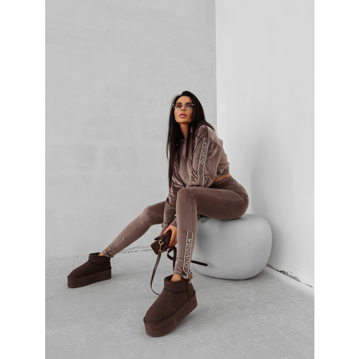 KOMPLET DRES DAMSKI WELUROWY HAFT LAMPASY OLAVOGA VELVET AURA LATTE