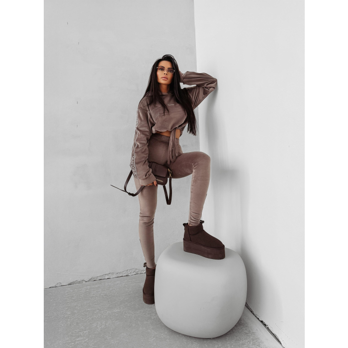 KOMPLET DRES DAMSKI WELUROWY HAFT LAMPASY OLAVOGA VELVET AURA LATTE