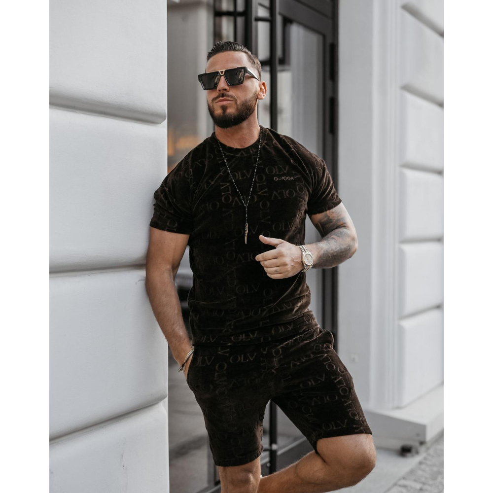 KOMPLET MĘSKI WELUROWY LOGOWANY Z KRÓTKIMI SPODENKAMI OLAVOGA MEN ETENI DARK BROWN